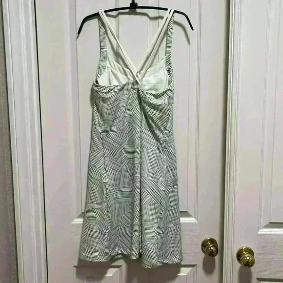 EUC Title Nine Womens Yes Dress Size M Blue Gold Abstract Built In Bra Athletic - Picture 3 of 13